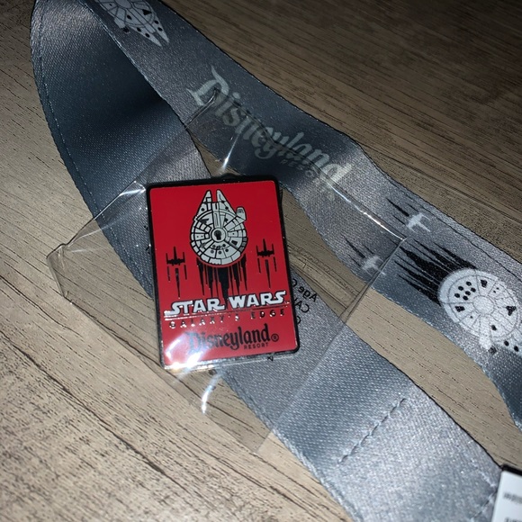 Star Wars Galaxy’s Edge lanyard and pin - Picture 2 of 3